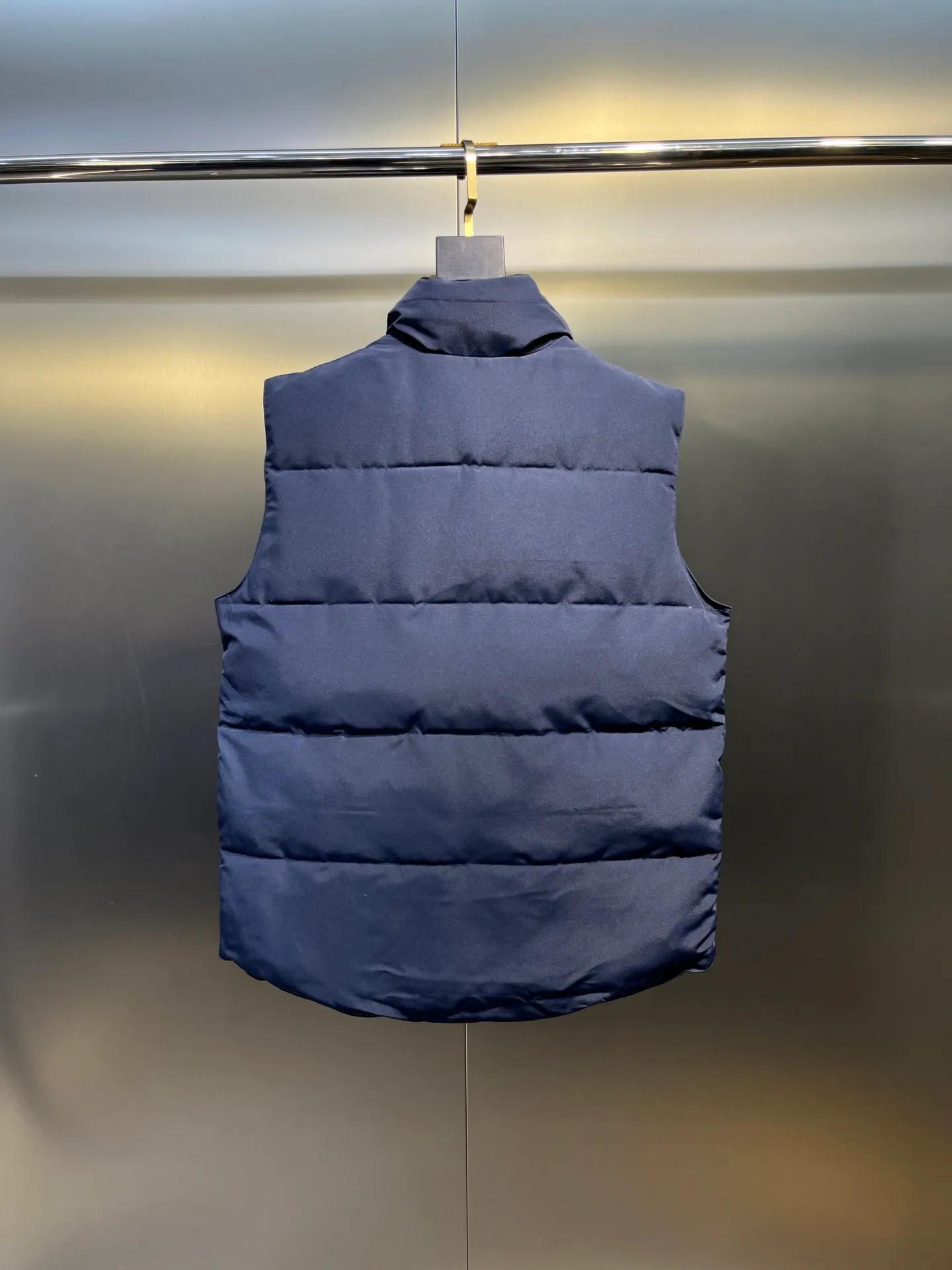 P380 🇨🇦Canada Goose""🇨🇦🌟 Garson down vest has always been recognized as the warmest down jacket. Various Instagram celebrities, Internet celebrities, and celebrities often wear it for street photos. I make Canada Goose every year, but I still can't get rid of my love for it. No matter how cold the days are, there is no need to be afraid, because there is! Filled with 90% white duck down, it is the legendary warmest down jacket and is known as a must-have for Arctic outdoor sports! The most popular down jacket in the world, celebrities are rushing to buy it, it is a must-have!  Size: XS to 2XL